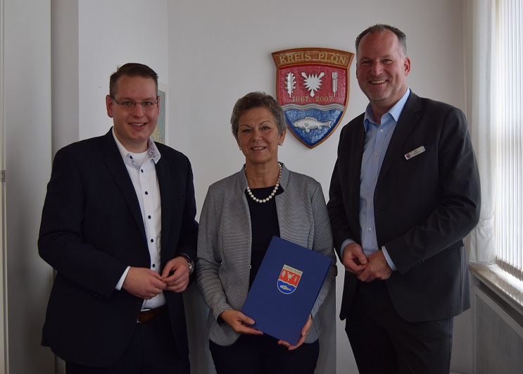 Gruppenfoto mit Landrat, Vorsitzende KSV Plön und Schatzmeister